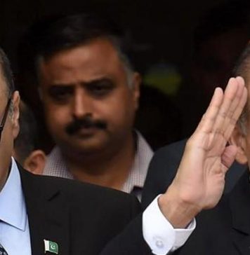 پاکستان کی سفارتی جنگ لڑنے والے آپس میں لڑ پڑے