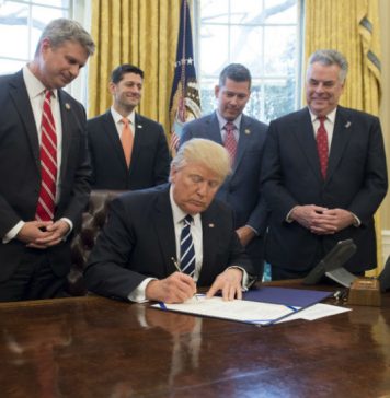 امریکی صدر نے سوشل میڈیا کمپنیوں سے متعلق انتظامی حکم نامے پر دستخط کردیا