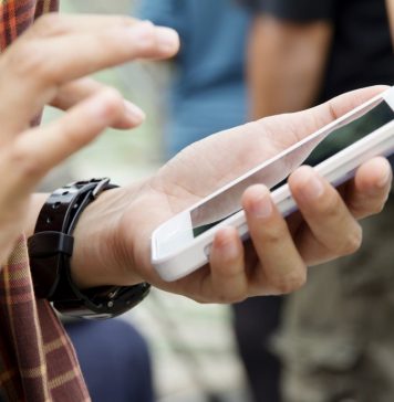 اسمارٹ فون نے لوگوں کی توجہ کو اغوا کر رکھا ہے: ماہرین