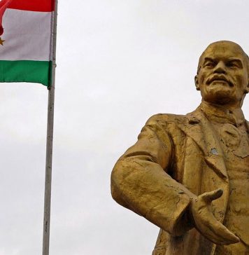 امام مسجدوں نے چندے کی رقم سے لینن کا مجسمہ دوبارہ نصب کر دیا