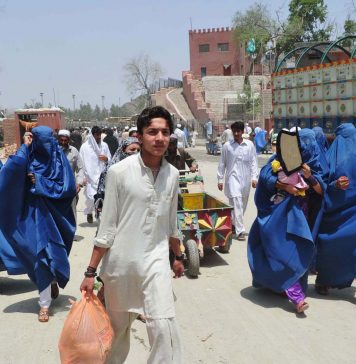 چار سو ڈالر کے لئے 10 ہزار پاکستانیوں نے اپنا اندراج بطور افغان مہاجر کردیا ہے