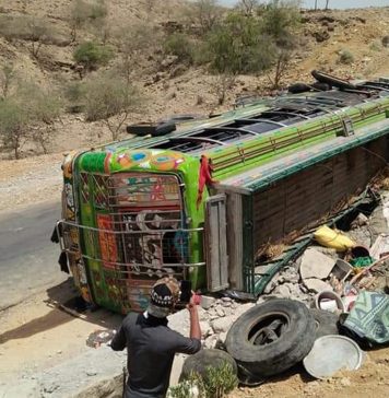 بلوچستان: شاہ نورانی ٹریفک حادثے میں 1 شخص جانبحق، 20 زخمی