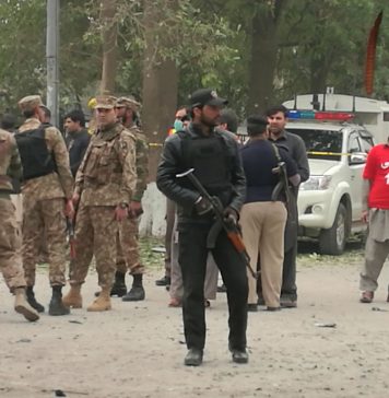 پشاور : فورسز و مسلح افراد کے درمیان 13 گھنٹوں سے جھڑپیں جاری