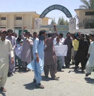 پنجگور: بجلی لوڈشیڈنگ کے خلاف طلباء کا احتجاج