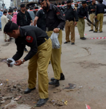 نوشہرہ میں بم دھماکہ ، 9 اہلکار زخمی