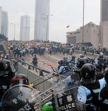 رکاوٹوں کے باوجود ہانگ کانگ میں ہزاروں افراد کا احتجاج