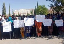جامعہ بلوچستان اسکینڈل : خضدار میں طلبا و طالبات کا مظاہرہ