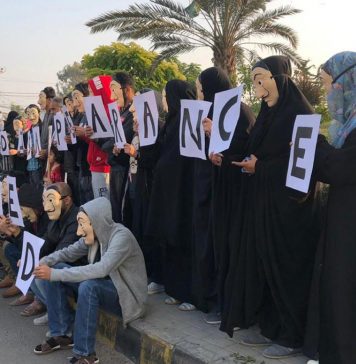 کراچی: جبری گمشدگیوں کیخلاف نقاب پوشوں کا مظاہرہ