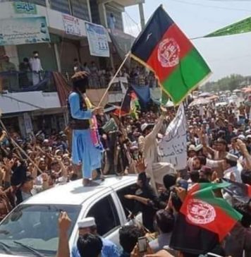 کابل: افغانستان کا قومی پرچم اتارنے پر عوام مشتعل، طالبان کی فائرنگ سے 3 مظاہرین ہلاک