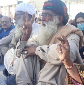 ہوشاب واقعہ: جانبحق بچوں کی میتیں لے کر لواحقین کوئٹہ پہنچ گئے، احتجاج جاری