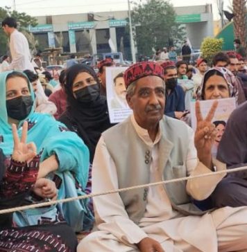 سندھ اسمبلی کے قریب پی ٹی ایم کا دھرنا، وائس فار بلوچ مسنگ پرسنز کے رہنماؤں کی شرکت