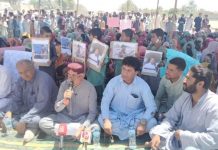 پنجگور: گذشتہ روز اغوا ہونے والے پولیس اہلکار کے لواحقین کا دھرنا