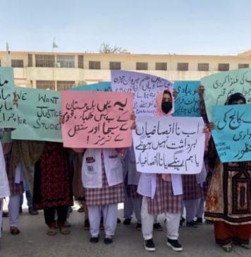 بولان میڈیکل کالج طلباء کا انتظامیہ کے خلاف احتجاجی مظاہرہ