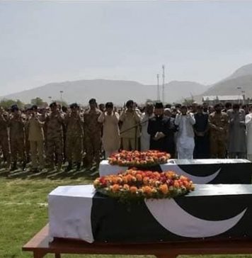 ہیلی کاپٹر حملے میں ہلاک آفسران کی نماز جنازہ ادا کردی گئی، آرمی چیف کی شرکت