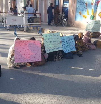 کوئٹہ میں فزیو تھراپیسٹس کا گونر ہاؤس کے سامنے دھرنا