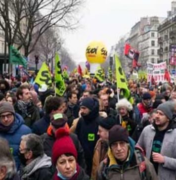 فرانس، پنشن منصوبے کیخلاف لاکھوں افراد سڑکوں پر نکل آئے