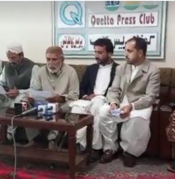 فورسز اہلکار مجھے زبردستی میرے گھر لے گئے اور تلاشی کے بعد بیٹے محمد مزمل کو لاپتہ کردیا ۔ محمد حنیف قمبرانی