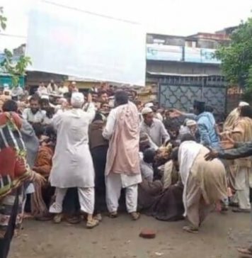 پاکستان: مفت آٹے کی تقسیم میں بھگدڑ، خاتون ہلاک 19 زخمی