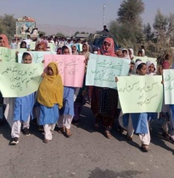 آواران: مخلتف تعلیمی اداروں کے طالبات کتب کی عدم فراہمی پر سراپا احتجاج