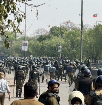 پاکستان کے سابق وزیراعظم کو گرفتار کرنے کے لئے فورسز کا آپریشن جاری