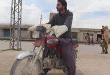 کوئٹہ: گھروں پر مفت کتابیں پہنچانے والے بلوچ نوجوان کی کہانی