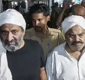 اترپردیش میں سابق ایم پی عتیق احمد بھائی سمیت کیمروں کے سامنے قتل