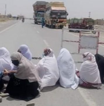 نوشکی: ایس بی کے یونیورسٹی طالبات کا فیسوں میں اضافے کیخلاف دھرنا