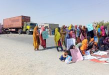 قلات: لاپتہ افراد کی بازیابی کیلئے احتجاج، کراچی کوئٹہ شاہراہ پر ٹریفک کی روانی معطل