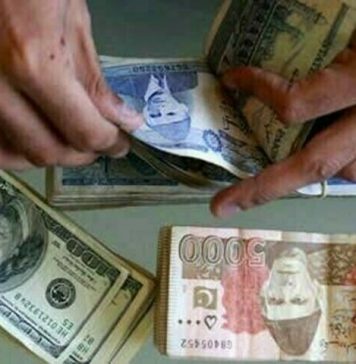 اوپن مارکیٹ میں ڈالر کی قدر ایک مرتبہ پھر 300 روپے سے متجاوز