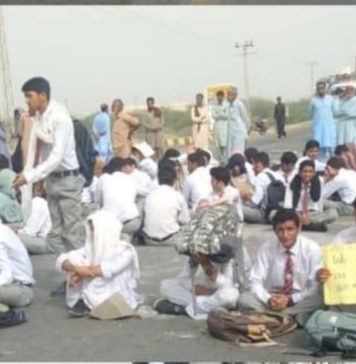 اوتھل: بجلی کی بندش و دیگر مسائل کیخلاف طلباء سراپا احتجاج