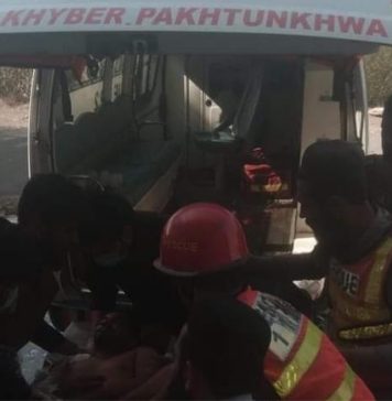 ڈی آئی خان: مسلح افراد نے بارودی گاڑی تھانے سے ٹکرا دی، 3 اہلکار ہلاک