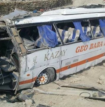 مستونگ: مسافر کوچ الٹنے سے خواتین، بچوں سمیت 11 افراد زخمی