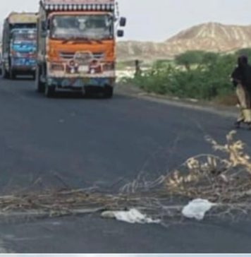 پسنی: بجلی بندش کے خلاف کے شہریوں نے زیرو پوائنٹ پر مکران کوسٹل ہائی وے کو احتجاجاً بند کر دیا