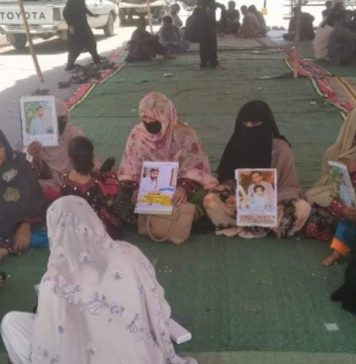 تربت: لاپتہ افراد کے لواحقین کا شہید فدا چوک پر دھرنا جاری