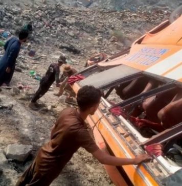 مکران کوسٹل ہائی وے پر زائرین کی بس کو حادثہ، متعدد ہلاک و زخمی