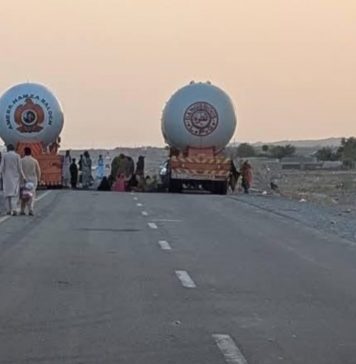 پاکستانی فورسز کے ہاتھوں جبری لاپتہ پولیس اہلکار کی عدم بازیابی، لواحقین کا سی پیک شاہراہ پر دھرنا