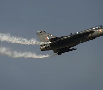 دبئی: ایئر شو کے دوران بھارتی جنگی طیارہ گر کر تباہ، پائلٹ ہلاک