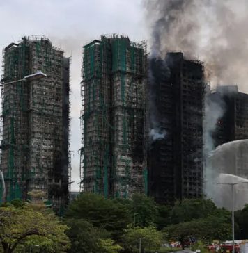 ہانگ کانگ: بلند رہائشی عمارتوں میں لگی آگ تاحال نہ بجھ سکی، اموات 44 ہوگئیں