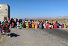 ہوشاپ واقعہ میں ایک زخمی بچی دم توڑ گئی، علاقہ مکینوں کا احتجاج، شاہراہ بلاک