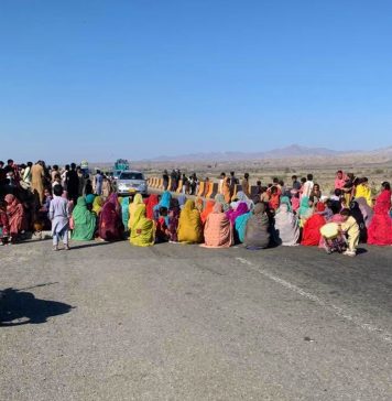 ہوشاپ واقعہ میں ایک زخمی بچی دم توڑ گئی، علاقہ مکینوں کا احتجاج، شاہراہ بلاک