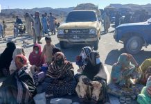 کیچ میں ایف سی فائرنگ سے زخمی خاتون کو علاج نہ ملنے پر سی پیک روٹ بند، سہاکی کیمپ کے سامنے دھرنا جاری