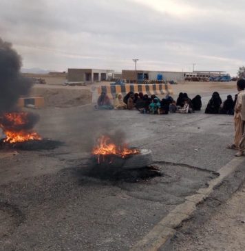 دالبندین: پاکستانی فورسز کے ہاتھوں لاپتہ بہن بھائی تاحال منظرِ عام پر نہ آسکے، لواحقین کا دھرنا جاری