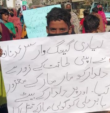 لیاری میں گینگ کی واپسی؟ نوجوان بابر بلوچ قتل، اہلِ خانہ کا احتجاج