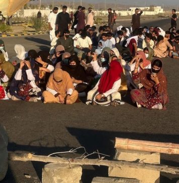 تربت: مکران میڈیکل کالج کے طلباء کا سپلیمنٹری نتائج کے خلاف احتجاج، ایم 8 شاہراہ پر دھرنا