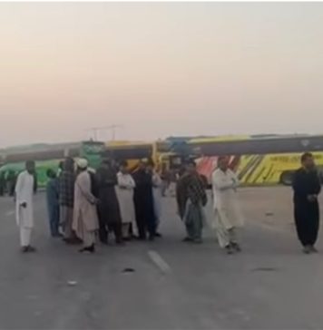 پاکستانی فورسز کا ناروا سلوک، مکران کوسٹل ہائی وے پر ٹرانسپورٹرز کا دھرنا، ٹریفک معطل