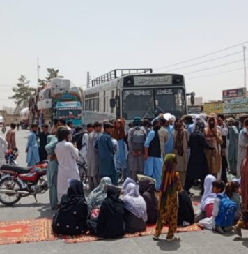 مستونگ: طلباء کا احتجاج، قومی شاہراہ بند، لیپ ٹاپ اسکیم اور انٹرنیٹ بندش کے خلاف شدید نعرے بازی