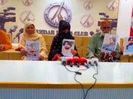 جبری لاپتہ آصف بلوچ کی ہمشیرہ کی پریس کانفرنس: 24 گھنٹوں کے اندر بھائی کو منظرِ عام پر نہ لایا گیا تو دھرنا دیں گے