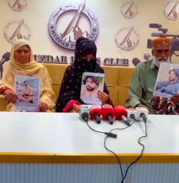 جبری لاپتہ آصف بلوچ کی ہمشیرہ کی پریس کانفرنس، 24 گھنٹوں میں بھائی منظرِعام پر نہ لائے گئے تو دھرنا دیں کے