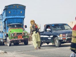خاران، دالبندین، ڈھاڈر: مرکزی شاہراہوں پر مسلح افراد کی ناکہ بندیاں، سیکورٹی چوکی تباہ
