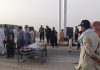 سرکاری حمایت یافتہ گروہ کے ہاتھوں نوجوان قتل، لواحقین کا لاش سڑک پر رکھ کر احتجاج جاری
